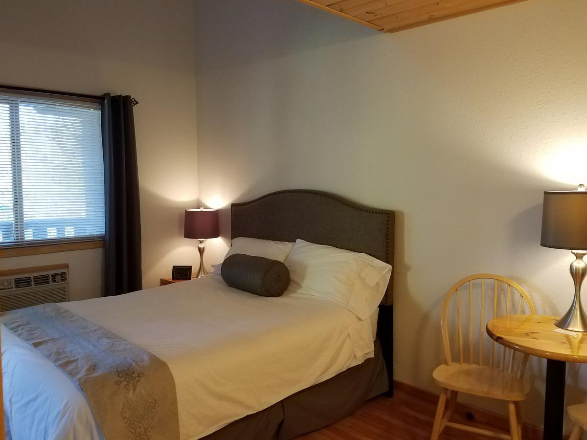Lenroot Lodge Seeley Экстерьер фото